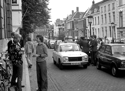 835023 Afbeelding van een politieauto voor het zojuist door de actiegroep Komma gekraakte Labrehuis (Plompetorengracht ...